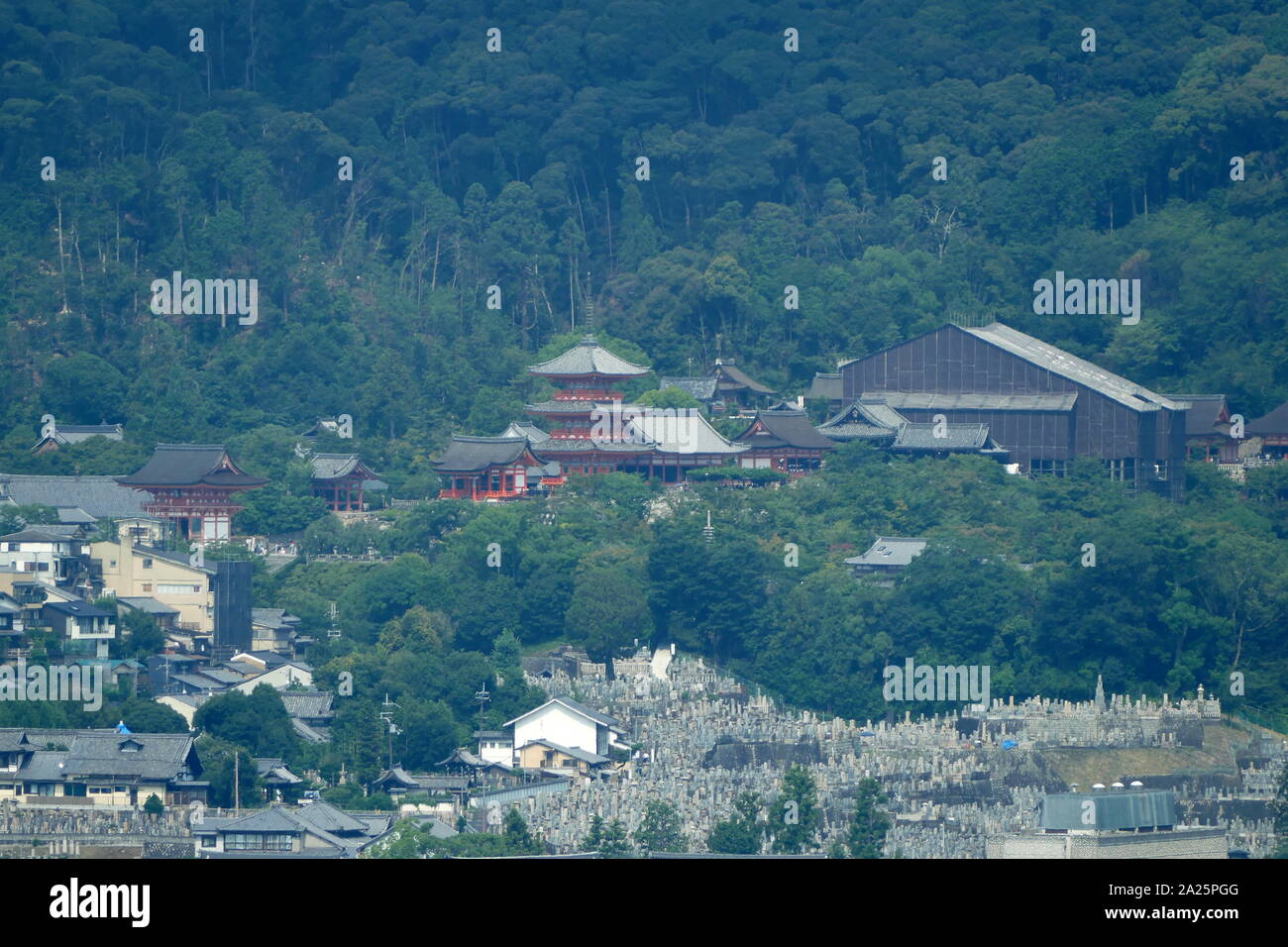 Vue de Kyoto, au Japon. Kyoto est la capitale de la préfecture de Kyoto au Japon. Situé dans la région du Kansai sur l'île de Honshu, Kyoto est une partie de l'aire métropolitaine Keihanshin avec Osaka et Kobe. En 2018, la ville a une population de 1,47 millions de dollars. Banque D'Images