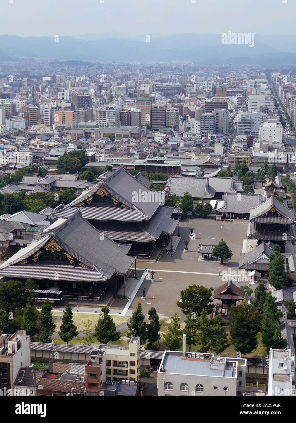 Vue de Kyoto, au Japon. Kyoto est la capitale de la préfecture de Kyoto au Japon. Situé dans la région du Kansai sur l'île de Honshu, Kyoto est une partie de l'aire métropolitaine Keihanshin avec Osaka et Kobe. En 2018, la ville a une population de 1,47 millions de dollars. Banque D'Images