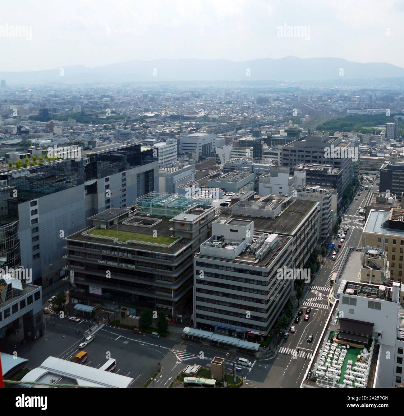 Vue de Kyoto, au Japon. Kyoto est la capitale de la préfecture de Kyoto au Japon. Situé dans la région du Kansai sur l'île de Honshu, Kyoto est une partie de l'aire métropolitaine Keihanshin avec Osaka et Kobe. En 2018, la ville a une population de 1,47 millions de dollars. Banque D'Images