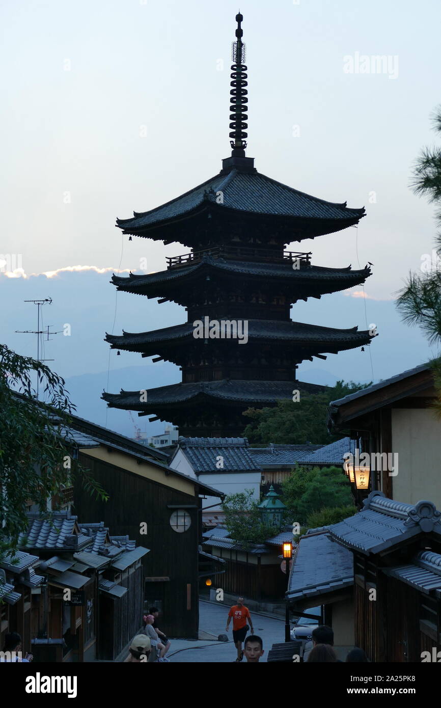 Temple bouddhiste Senso-ji, situé à Asakusa, Tokyo, Japon. C'est le plus vieux temple de Tokyo, et l'une de ses plus importantes. À côté du temple est une pagode à cinq étages, temple shintoïste, le sanctuaire d'Asakusa, ainsi que de nombreux magasins. Banque D'Images