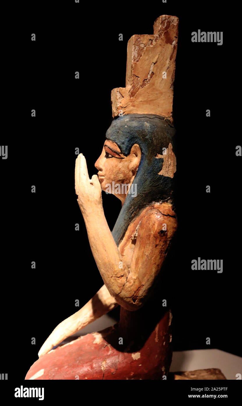18e dynastie funéraire en bois statue d'Isis, une grande déesse dans l'ancienne religion égyptienne dont le culte se propager dans tout le monde gréco-romain. Isis a été mentionné pour la première fois dans l'Ancien Empire (ch. 2686-2181 avant notre ère) comme l'un des personnages principaux de l'Osiris mythe, dans lequel elle ressuscite ses morts mari, le roi divin Osiris, et produit et protège son héritier, Horus. Elle était censée pour aider les morts entre l'au-delà comme elle avait aidé Osiris Banque D'Images