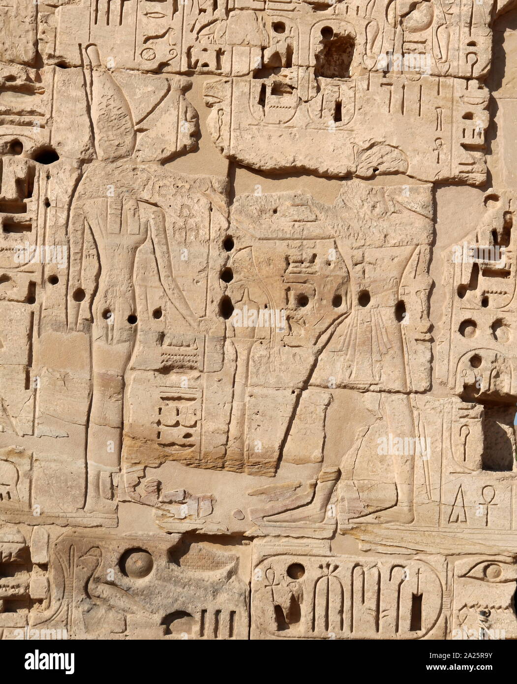 Près de l'entrée du temple funéraire de Ramsès III, à Medinet Habou, est le Temple d'Amon, (Amon Djeser Set) datant de la xviiième dynastie 1458 BC, construit par Hatshepsout et Thoutmosis III. Il a subi de nombreuses transformations et modifications au fil des ans, en partie dans le 20e, 25e, 26e, 29e et 30e dynasties et de l'époque gréco-romaine. Banque D'Images