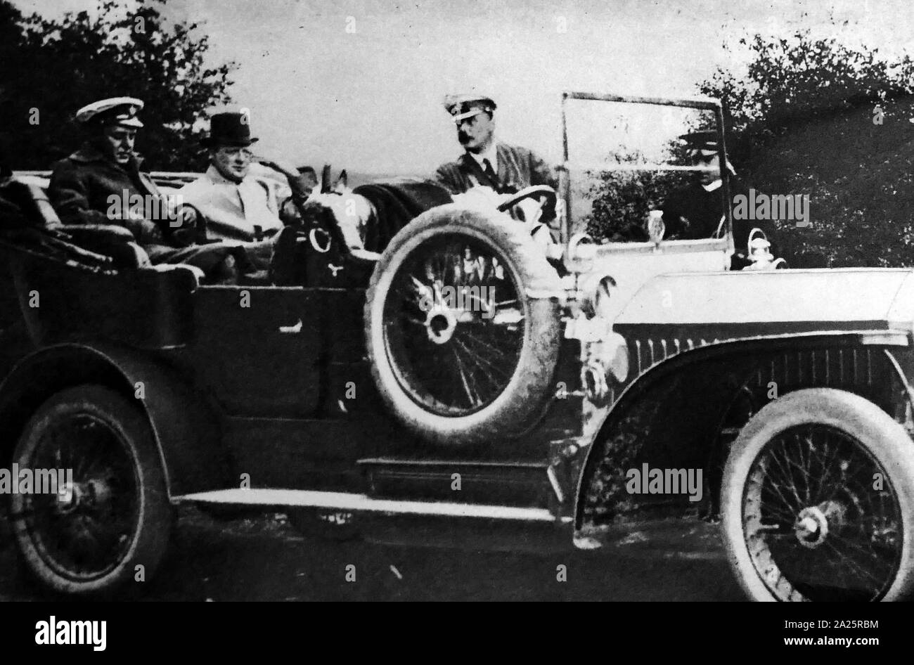 Sir Winston Churchill (1874 - 1965), politicien britannique vers 1920. Il a été Premier Ministre du Royaume-Uni de 1940 à 1945, quand il a conduit la Grande-Bretagne à la victoire dans la seconde guerre mondiale, puis de nouveau de 1951 à 1955 Banque D'Images