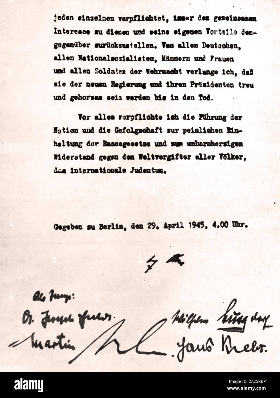 Adolf Hitler a signé son testament dans le Führerbunker à Berlin le 29 avril 1945, le jour avant qu'il s'est suicidé avec sa femme Eva Braun. La volonté a été un court document indiquant qu'ils avaient choisi de mort sur la capitulation, et qu'ils devaient être incinéré ; les signatures des témoins appartiennent à Joseph Goebbels, Martin Bormann, Wilhelm Burgdorf et Hans Krebs Banque D'Images