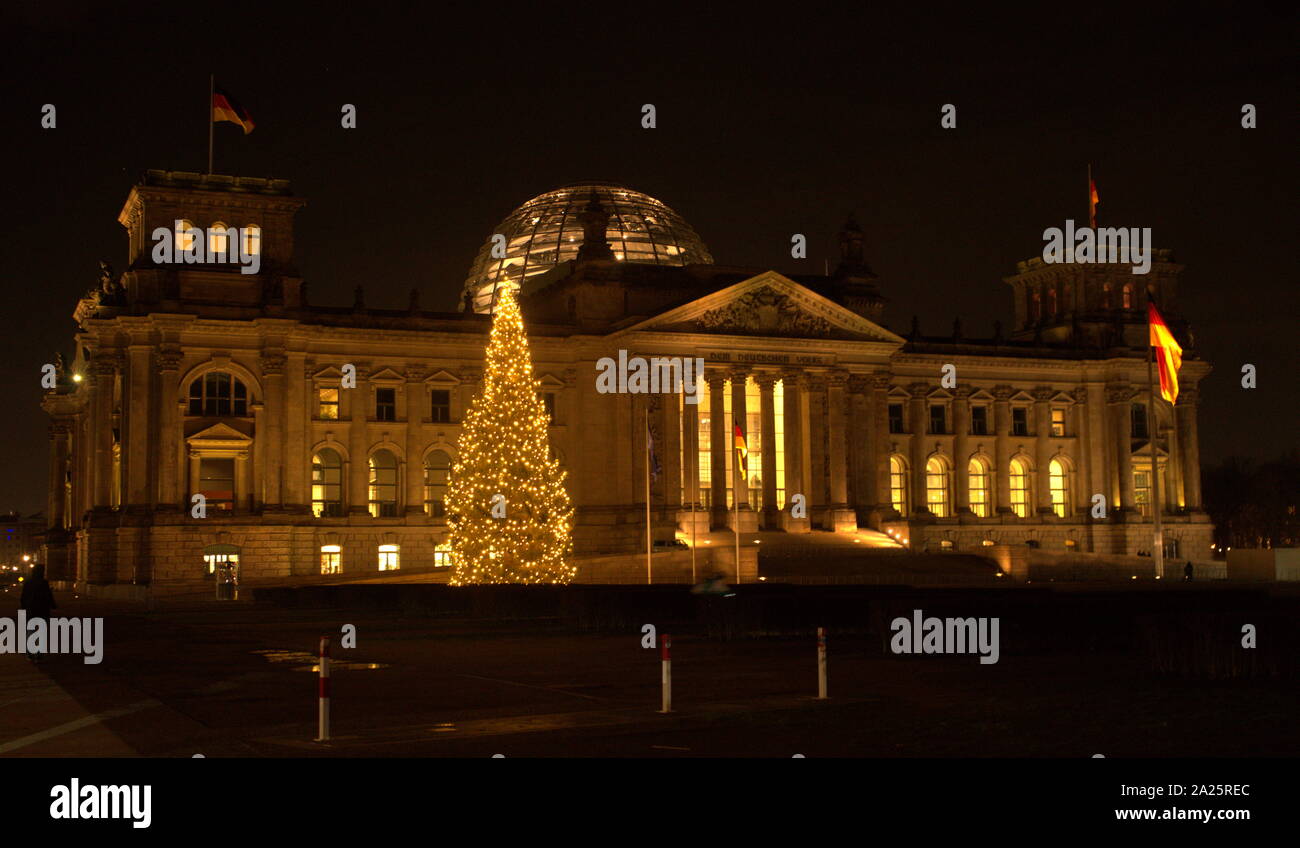 Le Reichstag (Deutscher Bundestag), à Berlin, Allemagne à Noël. Construit pour abriter la diète impériale (allemand : Reichstag) de l'Empire allemand. Il a été ouvert en 1894 et installé l'alimentation jusqu'en 1933, lorsqu'il a été gravement endommagé après avoir été mis le feu. Après la Seconde Guerre mondiale, le bâtiment est tombé en désuétude. Après la réunification allemande le 3 octobre 1990, lorsqu'il a subi une reconstruction dirigée par l'architecte Norman Foster. Après son achèvement en 1999, c'est redevenue le lieu de réunion du parlement allemand : Le Bundestag moderne. Banque D'Images