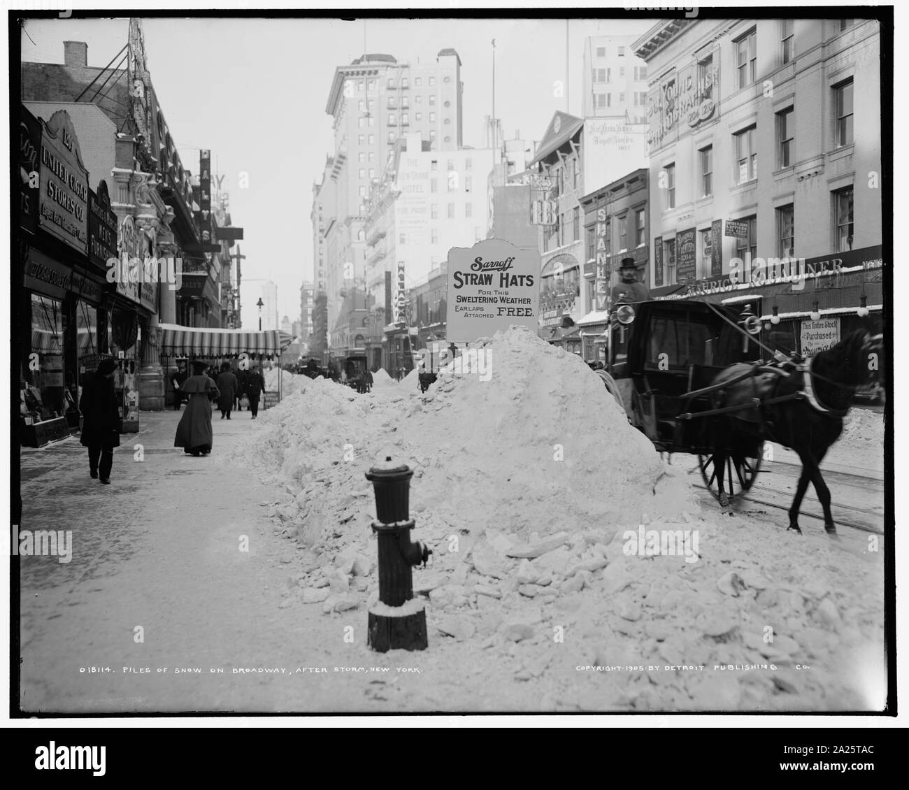 Des tas de neige sur Broadway, après la tempête, New York ; des tas de neige sur Broadway, après la tempête, New York ; Banque D'Images