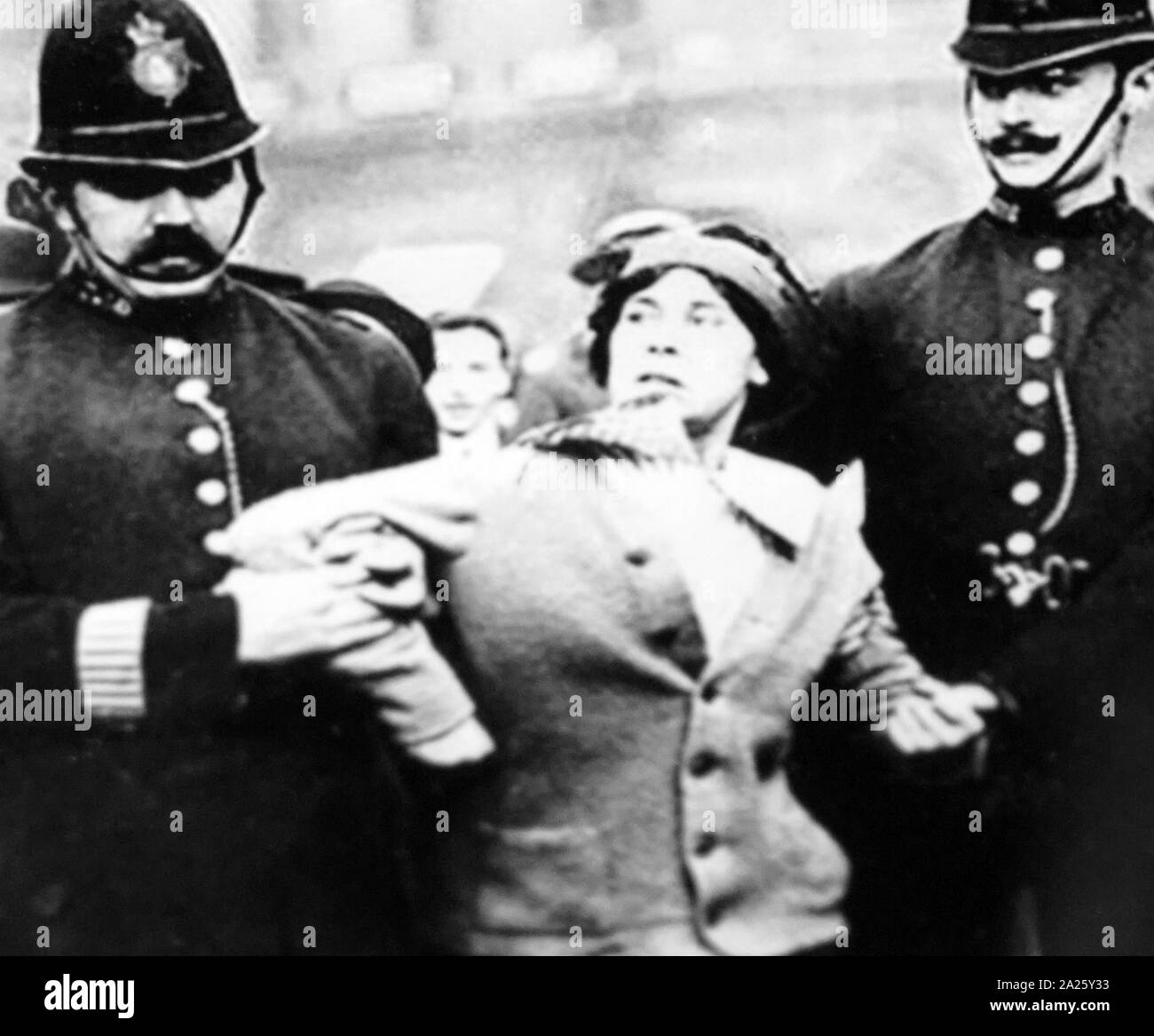 Photographie d'une suffragette être arrêtés en Grande-Bretagne. Une suffragette était membre d'organisations de femmes au début du xxe siècle qui, sous la bannière "vote des femmes", a lutté pour le droit de vote dans les élections, connu comme le vote des femmes. Banque D'Images