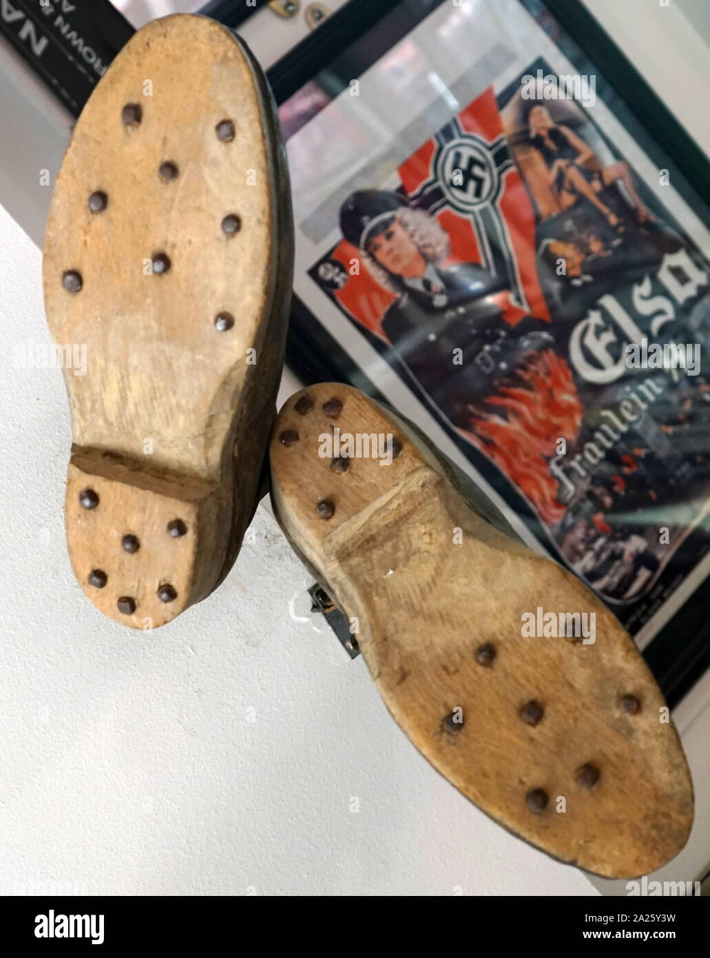 Chaussures portées par des détenus de camps de concentration nazis. Banque D'Images