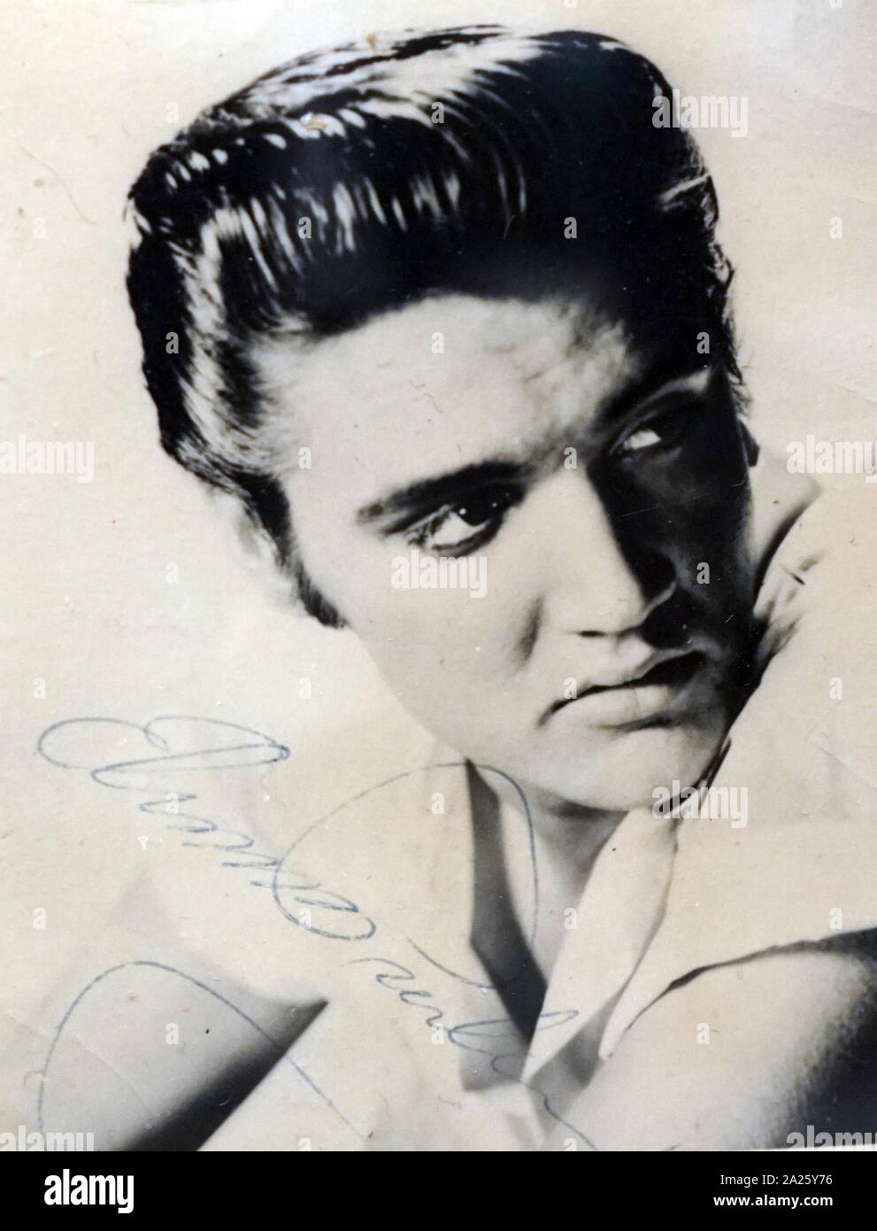 Une photographie autographiée d'Elvis Presley. Elvis Aaron Presley (1935-1977), un chanteur et acteur. Banque D'Images