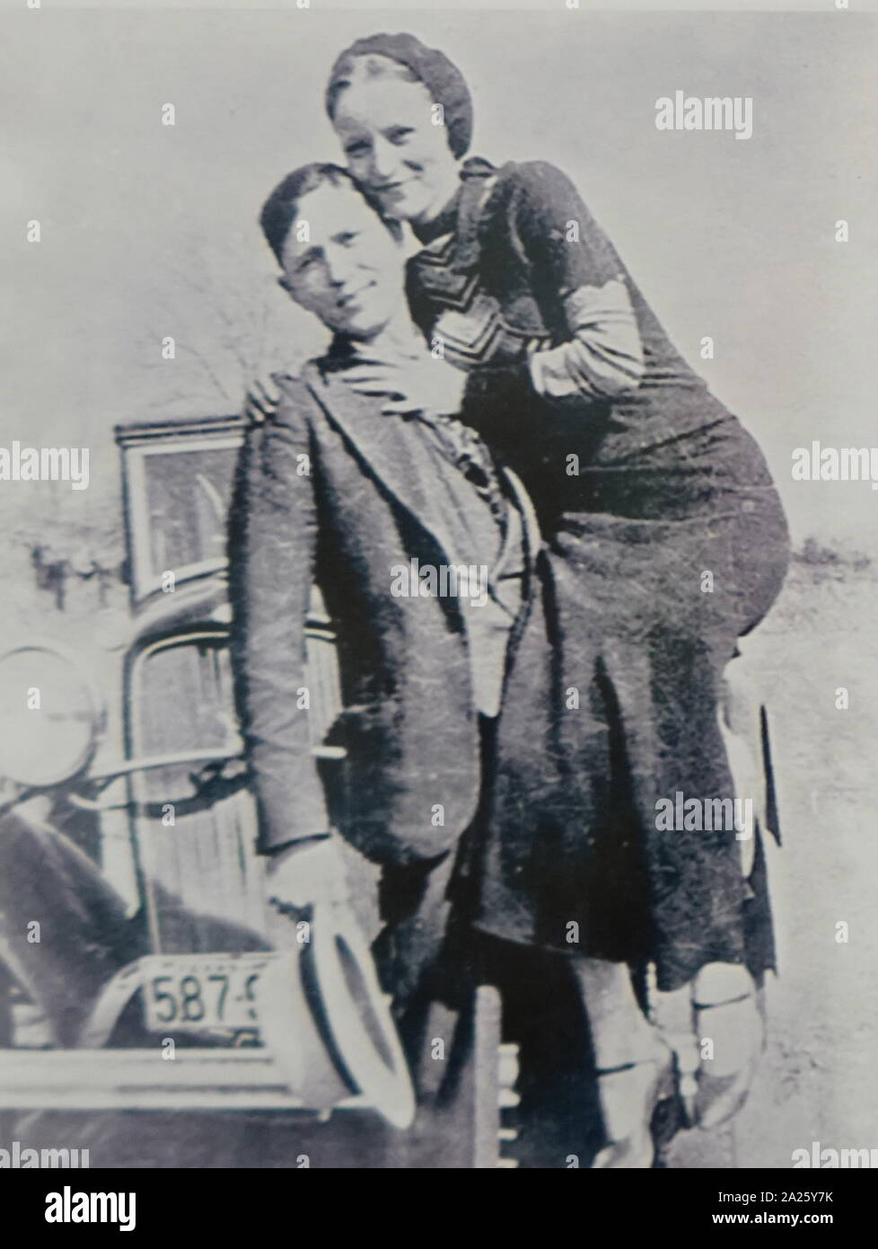 Une photo de Bonnie et Clyde. Bonnie Elizabeth Parker (1910-1934) et Clyde Chestnut Barrow (1909-1934) criminels américains qui ont parcouru le centre des États-Unis avec leur piste au cours de la Grande Dépression. Banque D'Images