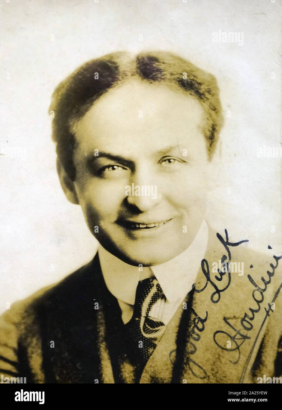 Une photo autographiée de Harry Houdini. Harry Houdini (1874-1926) Né en Hongrie et illusionniste américain stunt performer. Banque D'Images