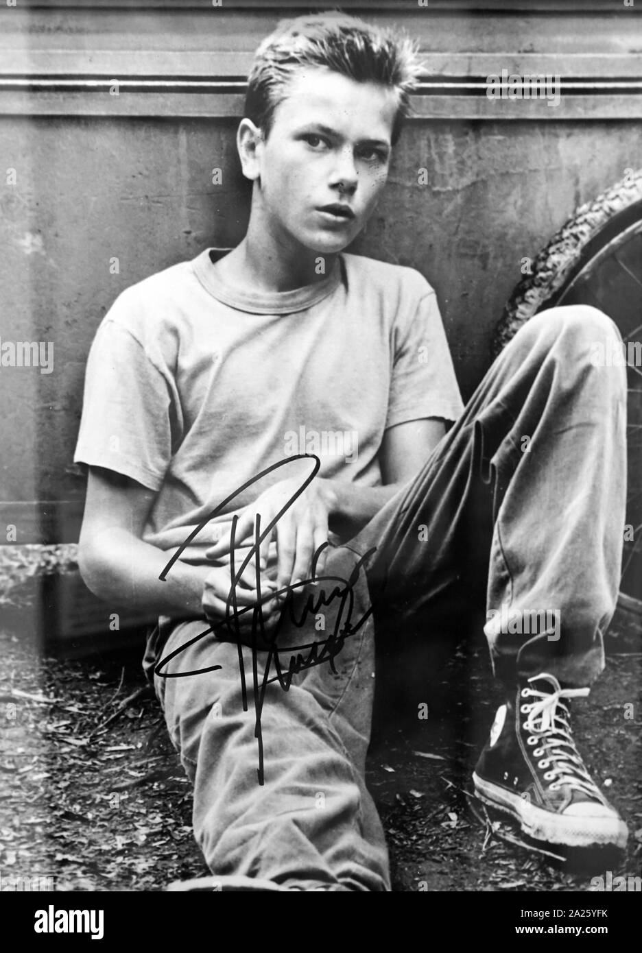 Une photo autographiée de River Phoenix. River Phoenix (1970-1993) un acteur, musicien et activiste. Banque D'Images