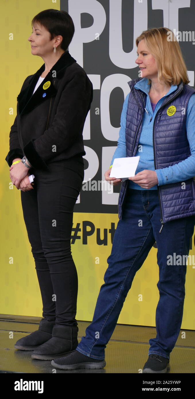 Caroline Lucas avec Justine Greening au "vote du peuple' en mars la place du Parlement, Londres. Banque D'Images