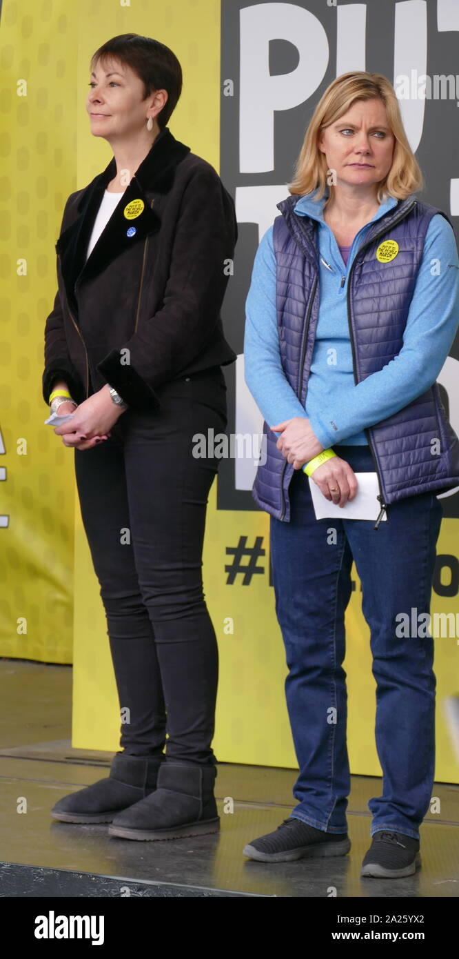 Caroline Lucas avec Justine Greening au "vote du peuple' en mars la place du Parlement, Londres. Banque D'Images