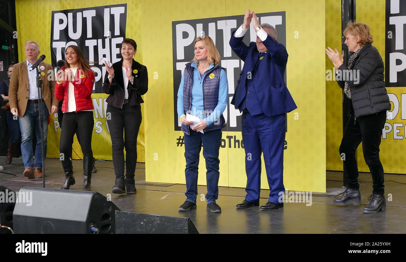 Pro-Referendum MP's de différents partis au "vote du peuple' en mars la place du Parlement, Londres. Le vote du peuple mars a eu lieu à Londres le 23 mars 2019 dans le cadre d'une série de manifestations pour protester contre l'Brexit, appellent à un nouveau référendum, et demander au gouvernement britannique de révoquer l'article 50. Il a permis à la capitale des centaines de milliers de manifestants, ou plus d'un million de personnes selon les organisateurs. De gauche à droite : Phillip Lee, Rosena Allin-Khan ; Caroline Lucas, Justine Greening, Ian Blackford et Anna Soubry Banque D'Images