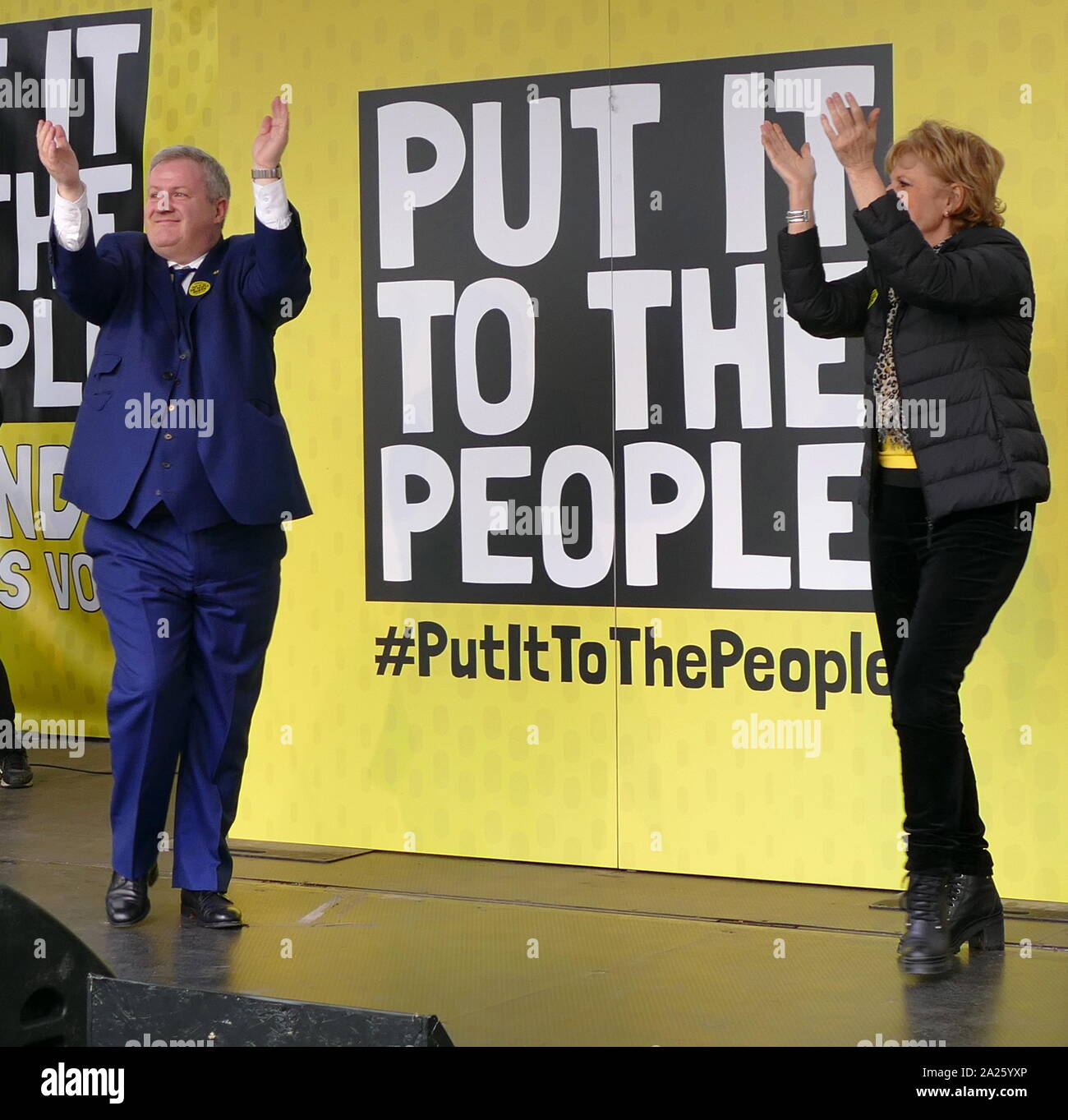 Anna Soubry et Ian Blackford, membres du Parlement européen, à la "voix" du peuple en mars la place du Parlement, Londres. Banque D'Images