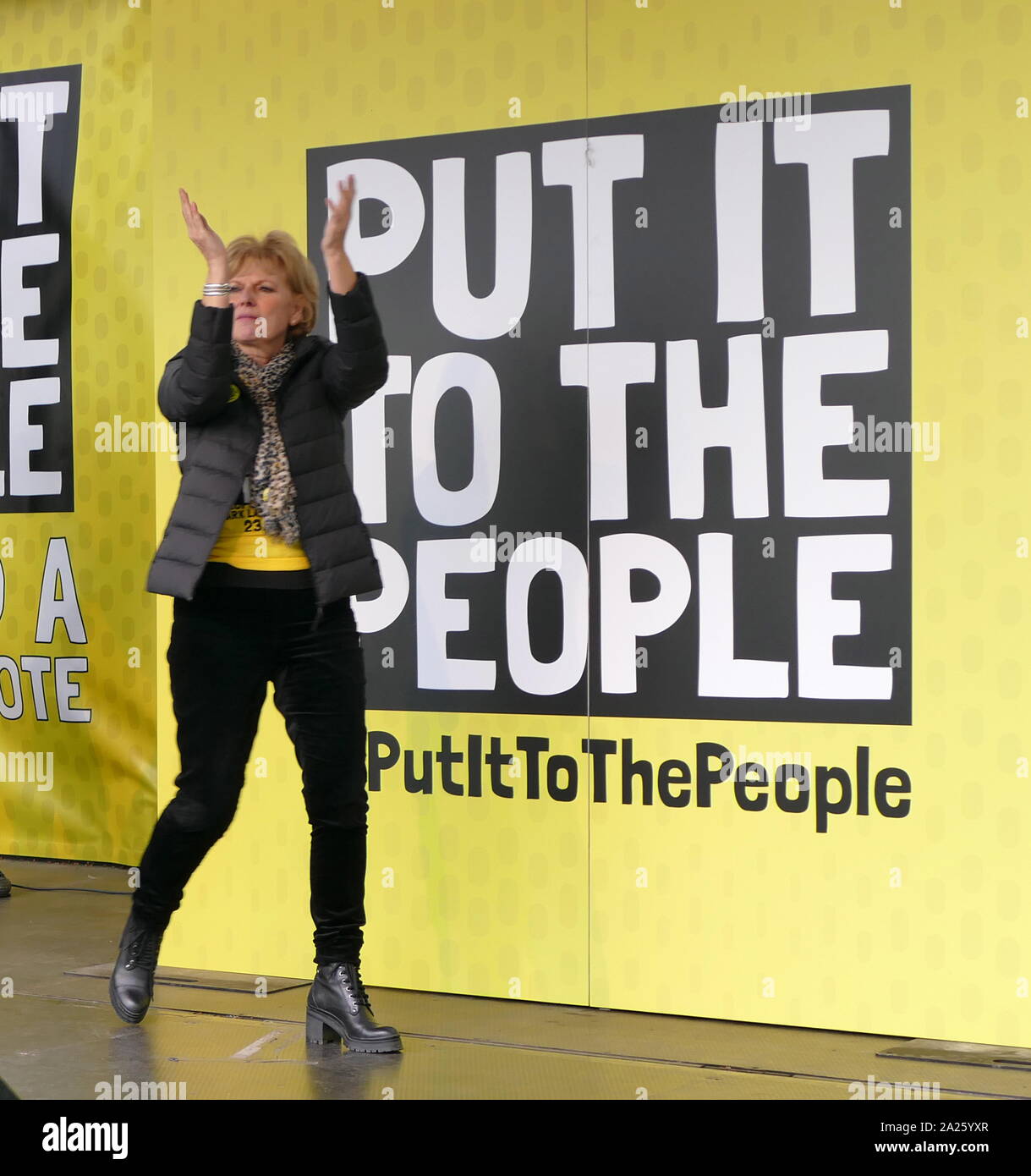 Anna Soubry, membre du Parlement européen, à la "voix" du peuple en mars la place du Parlement, Londres. Banque D'Images