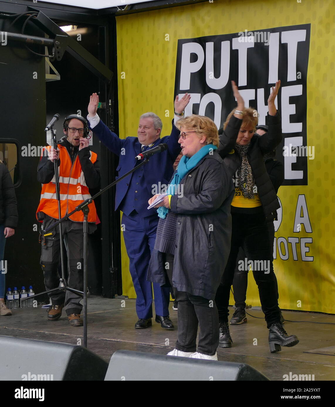 Sandy Toksvig abordant le "vote du peuple' mars à Parliament Square, Londres. Sandra Birgitte Toksvig, British-Danish auteur, communicateur et militant politique, co-fondateur du Parti de l'égalité des femmes en 2015. Le vote du peuple mars a eu lieu à Londres le 23 mars 2019 dans le cadre d'une série de manifestations pour protester contre l'Brexit, appellent à un nouveau référendum, et demander au gouvernement britannique de révoquer l'article 50. Il a permis à la capitale des centaines de milliers de manifestants, ou plus d'un million de personnes selon les organisateurs. Banque D'Images