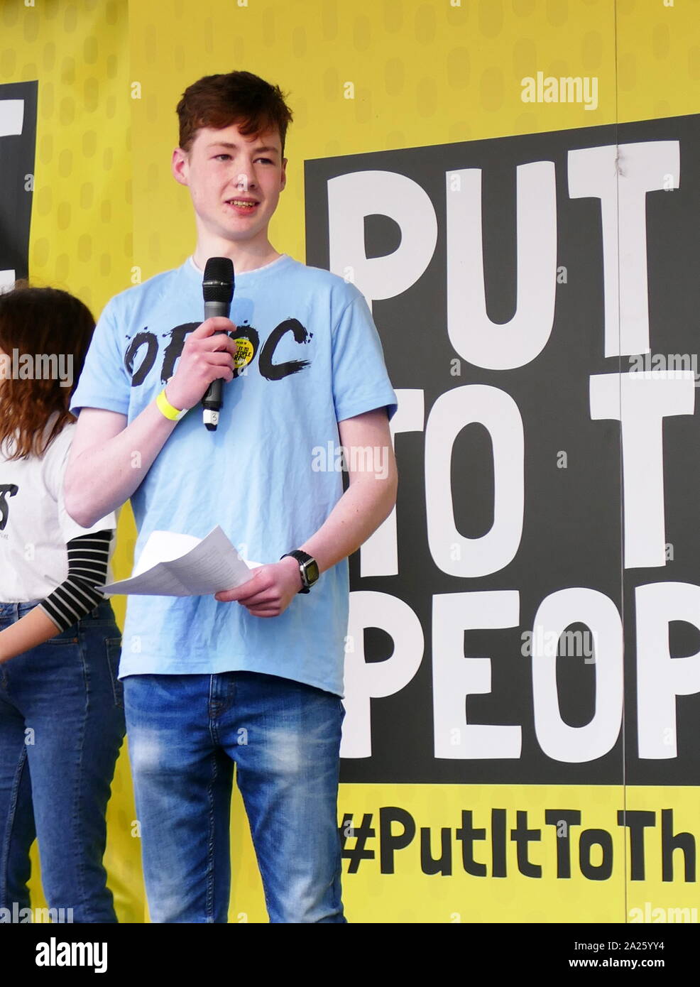 Jeune étudiant abordant le "vote du peuple' mars à Parliament Square, Londres. Le vote du peuple mars a eu lieu à Londres le 23 mars 2019 dans le cadre d'une série de manifestations pour protester contre l'Brexit, appellent à un nouveau référendum, et demander au gouvernement britannique de révoquer l'article 50. Il a permis à la capitale des centaines de milliers de manifestants, ou plus d'un million de personnes selon les organisateurs. Banque D'Images