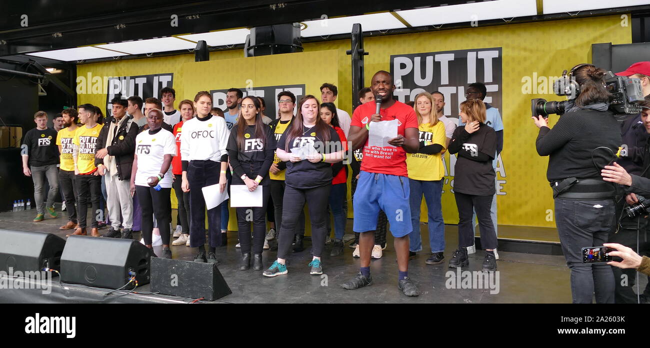 Jeune étudiant abordant le "vote du peuple' mars à Parliament Square, Londres. Le vote du peuple mars a eu lieu à Londres le 23 mars 2019 dans le cadre d'une série de manifestations pour protester contre l'Brexit, appellent à un nouveau référendum, et demander au gouvernement britannique de révoquer l'article 50. Il a permis à la capitale des centaines de milliers de manifestants, ou plus d'un million de personnes selon les organisateurs. Banque D'Images