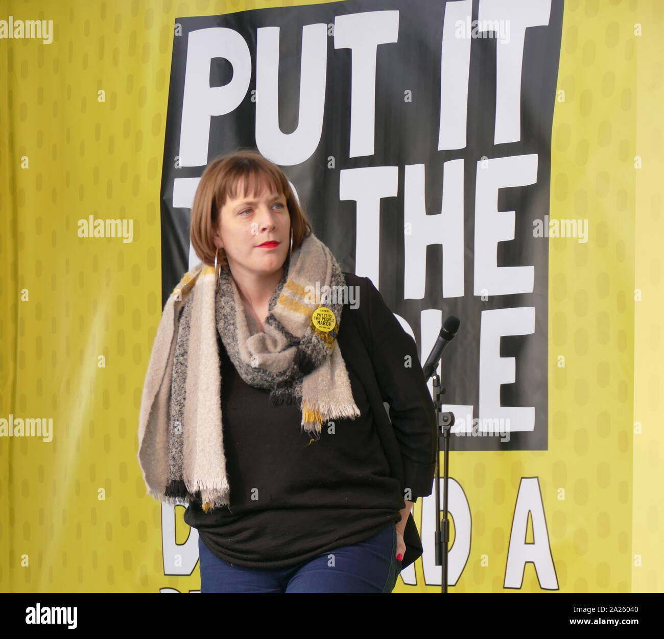 Jess Phillips, du travail Membre du Parlement (MP) pour Birmingham Yardley, traite de la "voix" du peuple en mars la place du Parlement, Londres. Le vote du peuple mars a eu lieu à Londres le 23 mars 2019 dans le cadre d'une série de manifestations pour protester contre l'Brexit, appellent à un nouveau référendum, et demander au gouvernement britannique de révoquer l'article 50. Il a permis à la capitale des centaines de milliers de manifestants, ou plus d'un million de personnes selon les organisateurs. Banque D'Images