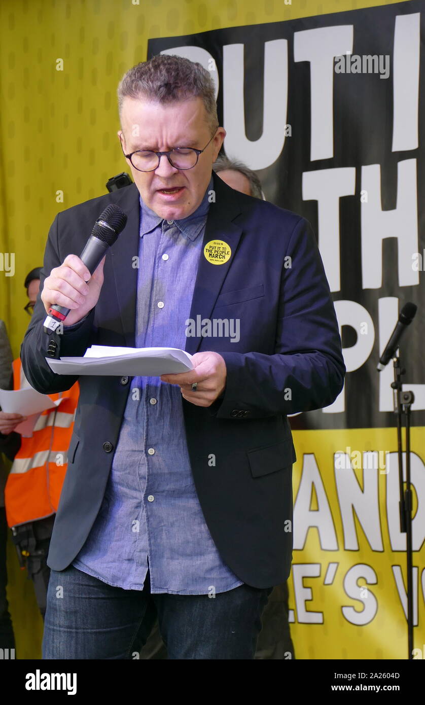 Tom Watson, Leader adjoint du parti travailliste et député de West Bromwich, traite de la "voix" du peuple en mars la place du Parlement, Londres. Le vote du peuple mars a eu lieu à Londres le 23 mars 2019 dans le cadre d'une série de manifestations pour protester contre l'Brexit, appellent à un nouveau référendum, et demander au gouvernement britannique de révoquer l'article 50. Il a permis à la capitale des centaines de milliers de manifestants, ou plus d'un million de personnes selon les organisateurs. Banque D'Images