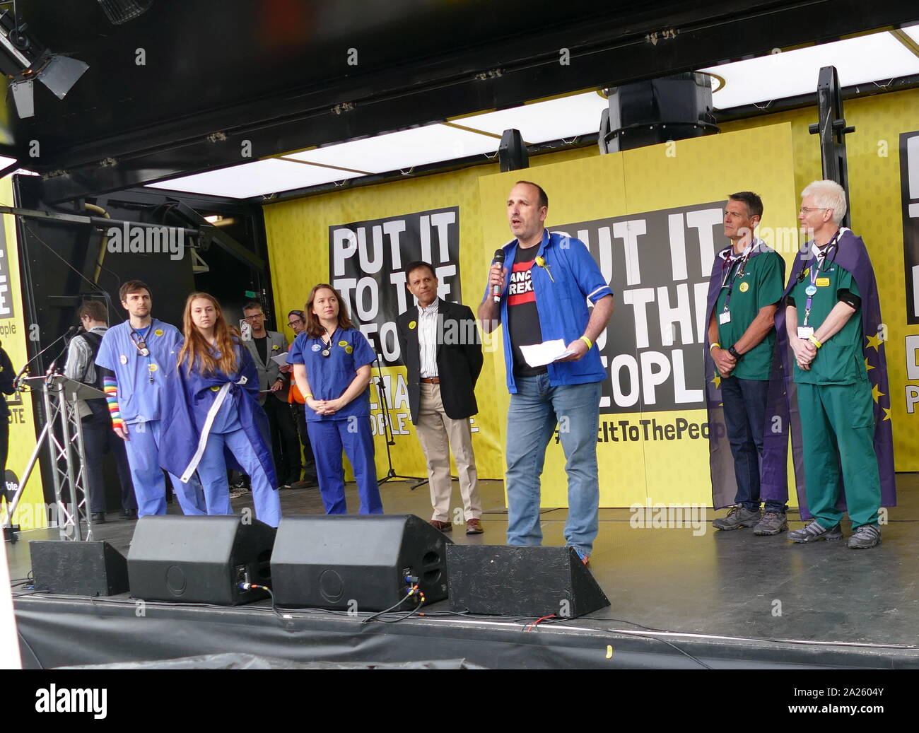 NHS travailleur, traite de la "voix" du peuple en mars la place du Parlement, Londres. Il a été rejoint par des collègues du NHS. Le vote du peuple mars a eu lieu à Londres le 23 mars 2019 dans le cadre d'une série de manifestations pour protester contre l'Brexit, appellent à un nouveau référendum, et demander au gouvernement britannique de révoquer l'article 50. Il a permis à la capitale des centaines de milliers de manifestants, ou plus d'un million de personnes selon les organisateurs. Banque D'Images