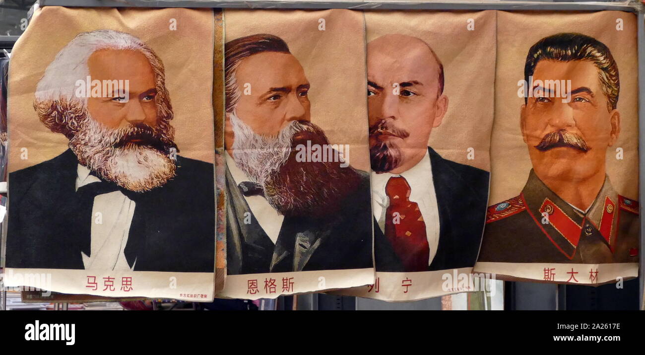Portraits de Karl Marx, Friederich Engels, Lénine et Staline dans un marché chinois. Banque D'Images