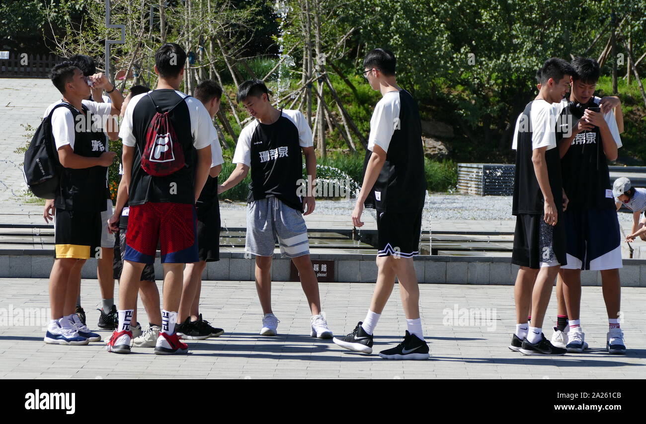 L'équipe de basket-ball des jeunes Chinois. La démographie de la Chine montrent une large population avec un relativement petit volet jeunesse, en partie de la politique de deux enfants. En 2019, la population de la Chine s'élève à 1,418 milliards de dollars, la plus importante de n'importe quel pays du monde. Banque D'Images