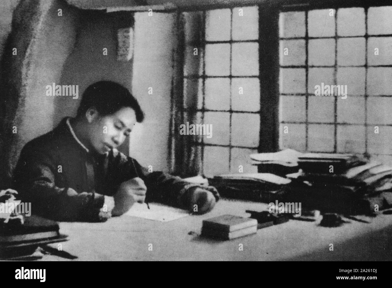 Le président Mao écrit le livre "sur une guerre prolongée' dans la grottes Yan'an en 1938. Mao Zedong (1893 - 9 septembre 1976), était un révolutionnaire communiste chinois qui est devenu le père fondateur de la République populaire de Chine (RPC), dont il a jugé que le président du parti communiste de Chine à partir de sa création en 1949 jusqu'à sa mort Banque D'Images