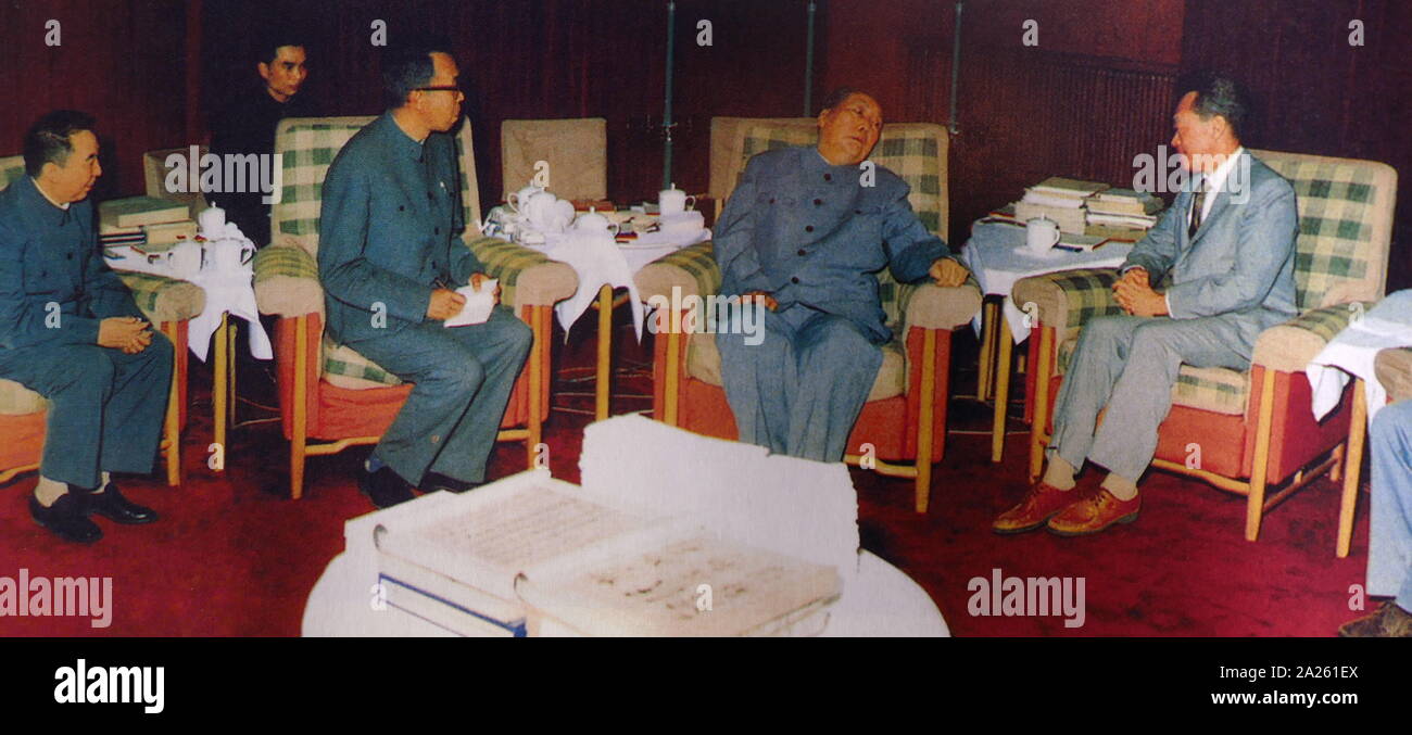 Hua Guofeng (à gauche) avec Mao Zedong et Lee Kuan Yew, mai 1976. Mao Zedong (1893 - 9 septembre 1976), était un révolutionnaire communiste chinois qui est devenu le père fondateur de la République populaire de Chine (RPC), dont il a jugé que le président du parti communiste de Chine à partir de sa création en 1949 jusqu'à sa mort Banque D'Images