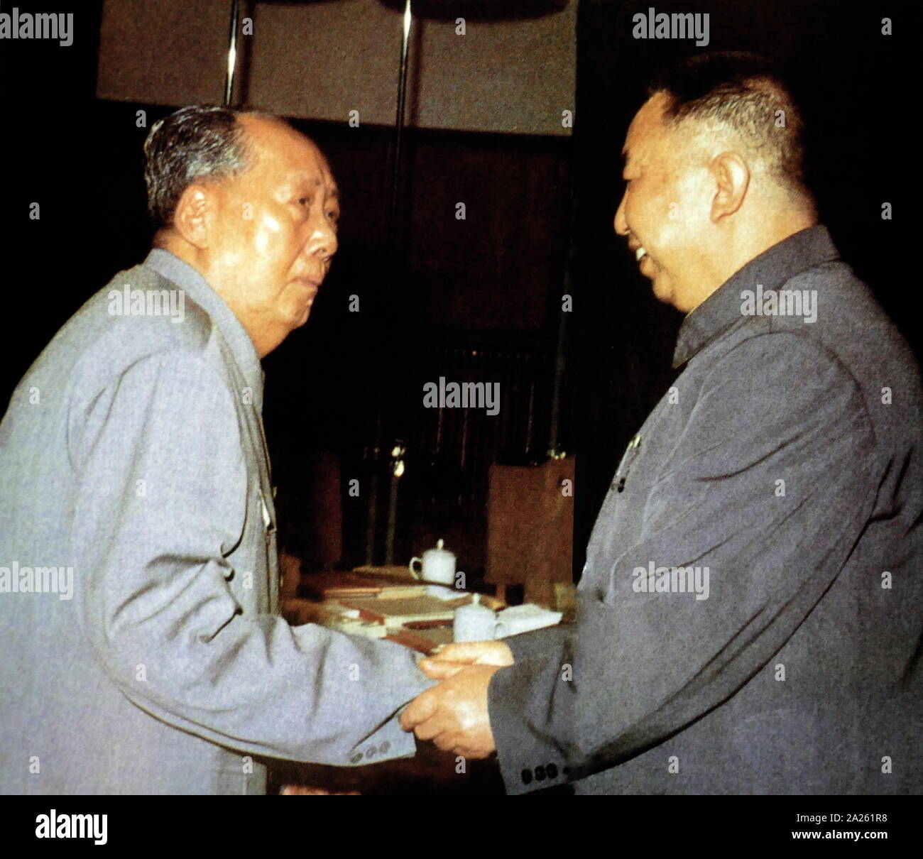 Hua Guofeng (successeur de Mao), avec Mao Zedong (gauche), 1976. Mao Zedong (1893 - 9 septembre 1976), était un révolutionnaire communiste chinois qui est devenu le père fondateur de la République populaire de Chine (RPC), dont il a jugé que le président du parti communiste de Chine à partir de sa création en 1949 jusqu'à sa mort Banque D'Images