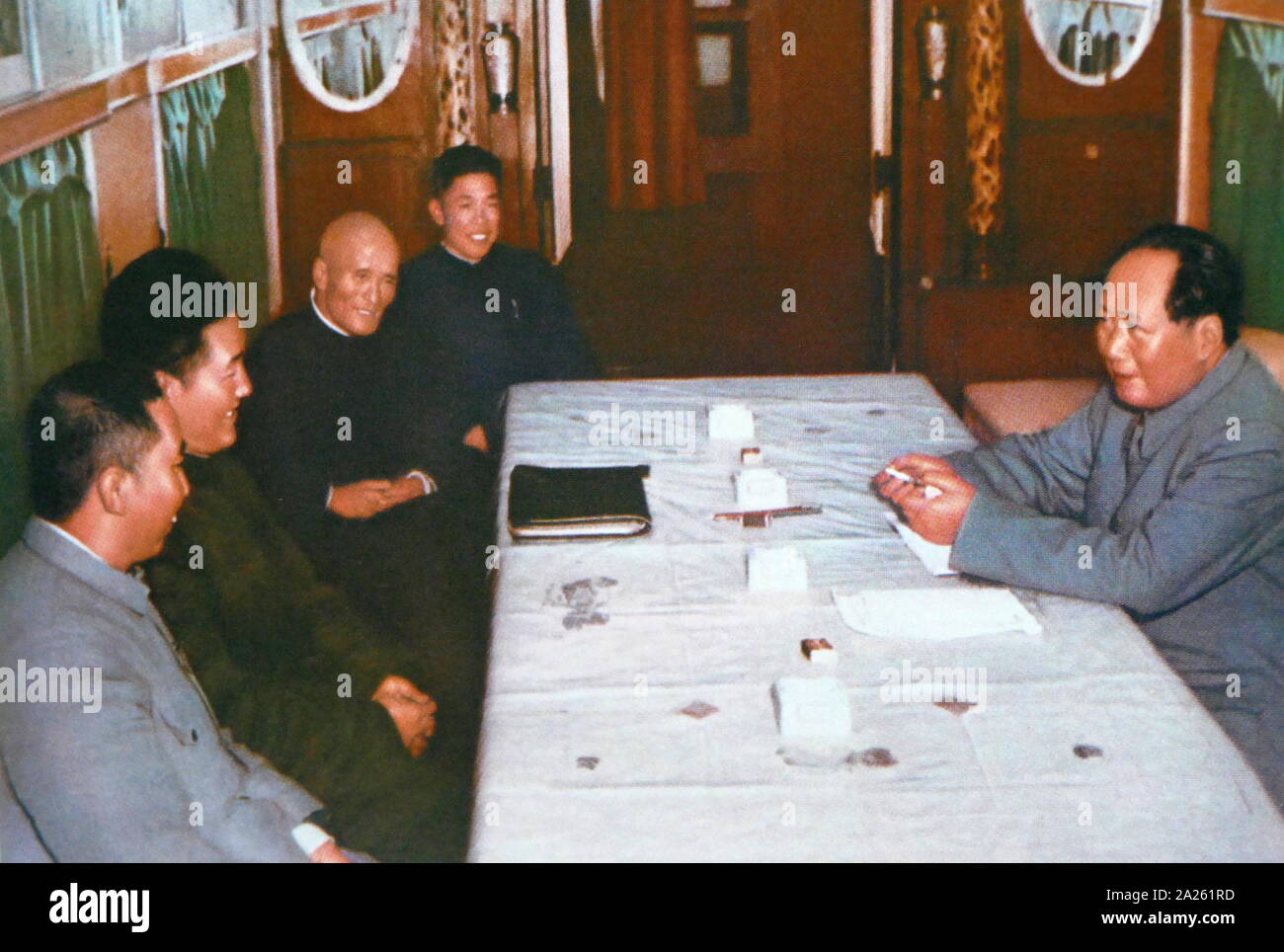 Le président Mao avec les dirigeants de la partie de la province du Hunan, A1955. sur la gauche est Hua Guofeng. Banque D'Images