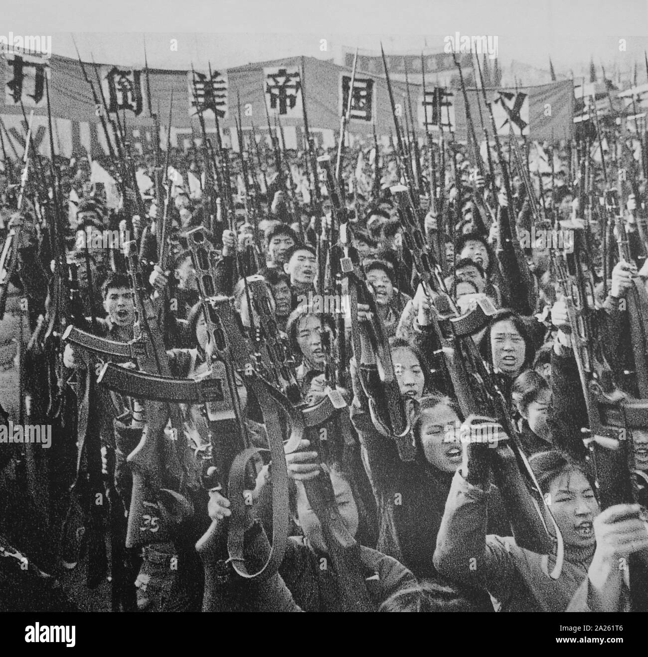 Des soldats de l'Armée de libération du peuple de l'étude des citations de Mao Zedong Banque D'Images