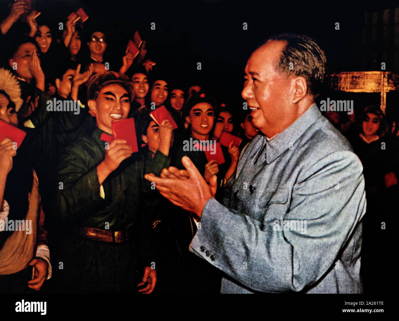 Le président Mao avec les artistes après le spectacle d'une révolution culturelle. 1966. Mao Zedong (1893 - 9 septembre 1976), était un révolutionnaire communiste chinois qui est devenu le père fondateur de la République populaire de Chine (RPC), dont il a jugé que le président du parti communiste de Chine à partir de sa création en 1949 jusqu'à sa mort Banque D'Images