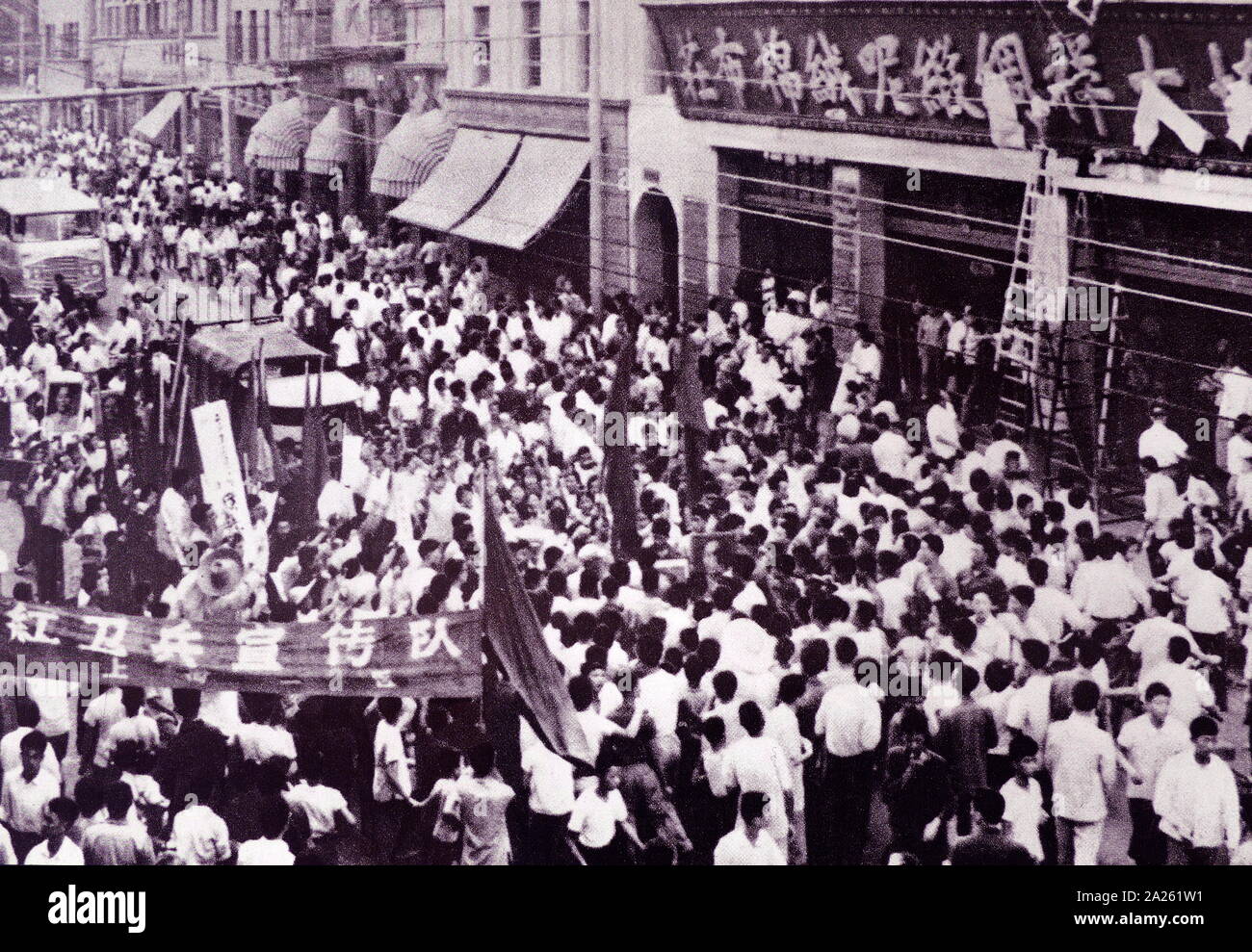 Pendant la Révolution Culturelle en Chine, les gardes rouges demontage ancien nom du magasin sur Nanjing Road 3 à Shanghai et remplacé par un nouveau. 1967 Banque D'Images