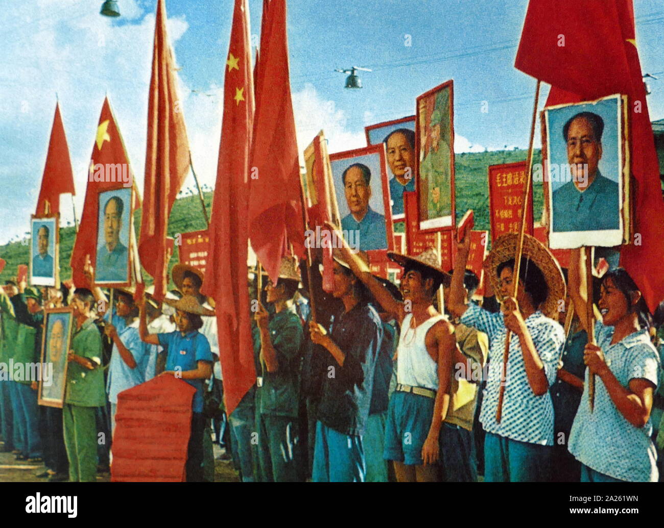 Les paysans chinois célèbrent avec des portraits de Mao. 1967 Banque D'Images