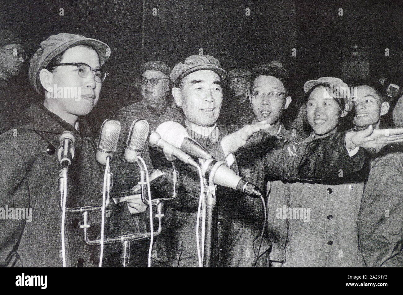 Le premier ministre chinois, Zhou En Lai et l'épouse de Mao, Jiang Qing (à gauche), durant la révolution culturelle, 1967 Banque D'Images