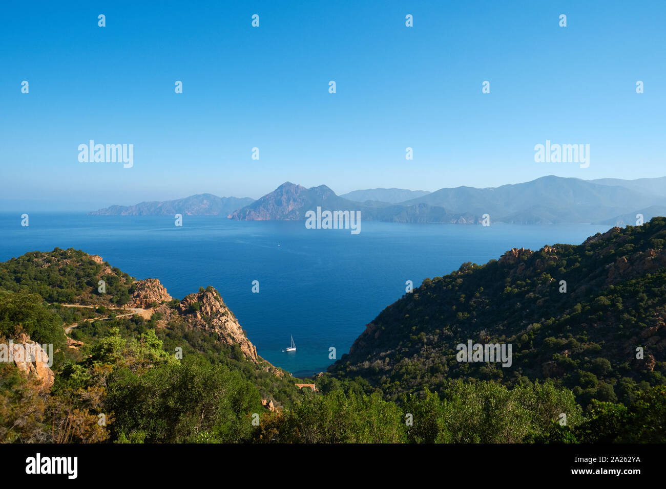 Les montagnes et la mer paysage avec un yacht à la location dans le golfe de Porto vue de Piana en Corse l'ouest méditérranéen. Banque D'Images