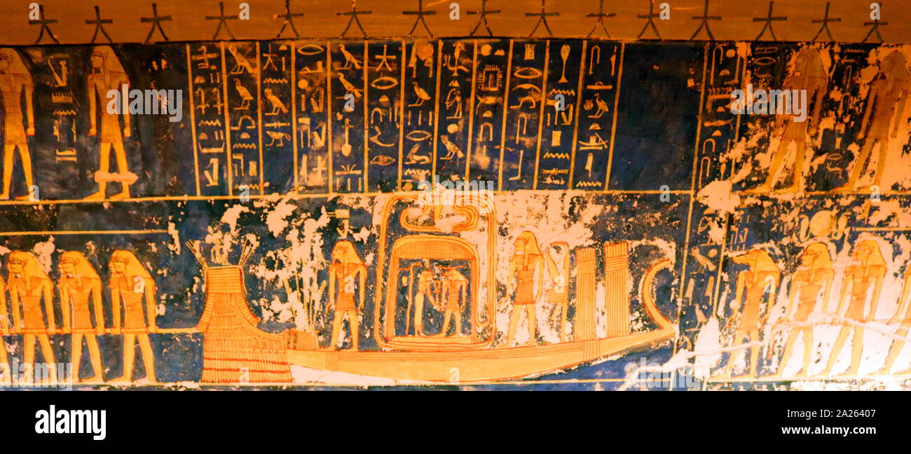 Frise murale de la tombe de Ramsès VI. Tombe KV9 pour l'Egypte Vallée des Rois a été construite par le pharaon Ramsès V. Il est enterré ici, mais son oncle, Ramsès VI, réutilisés plus tard le tombeau comme son propre. La mise en page est typique de la 20e dynastie - la période de l'époque Ramesside. Ramsès VI Nebmaatre-Meryamun fut le cinquième souverain de la xxe dynastie égyptienne. Il a régné pendant environ huit ans au milieu et à la fin du 12e siècle avant J.-C. Banque D'Images