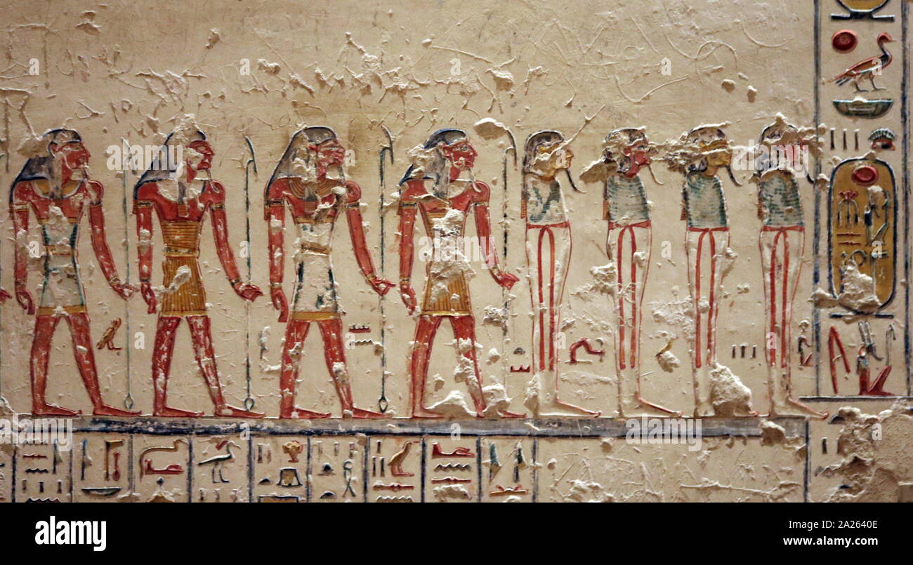 Frise murale de la tombe de Ramsès VI. Tombe KV9 pour l'Egypte Vallée des Rois a été construite par le pharaon Ramsès V. Il est enterré ici, mais son oncle, Ramsès VI, réutilisés plus tard le tombeau comme son propre. La mise en page est typique de la 20e dynastie - la période de l'époque Ramesside. Ramsès VI Nebmaatre-Meryamun fut le cinquième souverain de la xxe dynastie égyptienne. Il a régné pendant environ huit ans au milieu et à la fin du 12e siècle avant J.-C. Banque D'Images