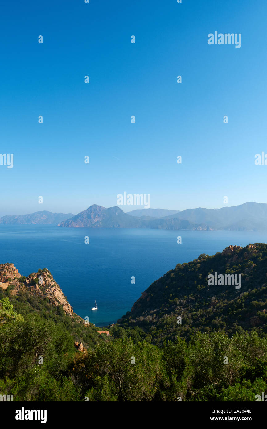 Les montagnes et la mer paysage avec un yacht à la location dans le golfe de Porto vue de Piana en Corse l'ouest méditérranéen. Banque D'Images