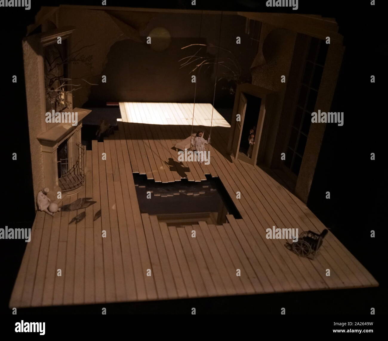 Modèle de conception de l'étape, pour 1983, l'English National Opera production de "Rusalka", un opéra ("conte lyrique') par Antonin Dvorak. République tchèque Le libretto a été écrit par le poète Jaroslav Kvapil (1868-1950) D'après les contes de Karel Jaromir Erben et Bozena Nemcova. Une rusalka est une image-objet de l'eau à partir de la mythologie slave, habituellement dans un lac ou une rivière. Banque D'Images