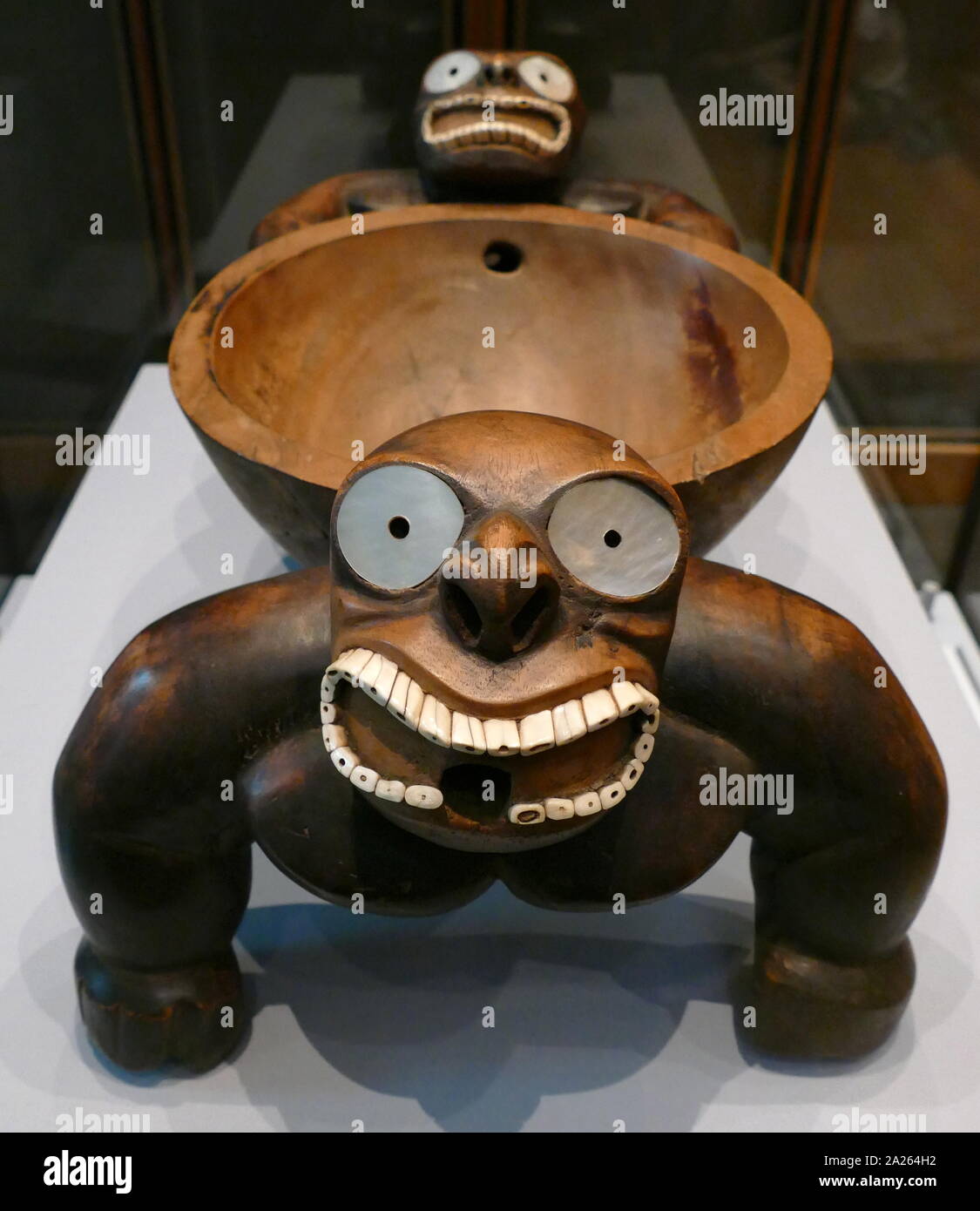 Bol de l'Hawaiian Islands, 1700. Utilisé pour servir 'Awa, une boisson alcoolisée. Le bol est décoré avec des perles, et des sections de défense de sanglier. Un chef d'Hawaï a présenté au capitaine Charles Clerke, lors de James Cook, troisième Voyage du Pacifique. Banque D'Images