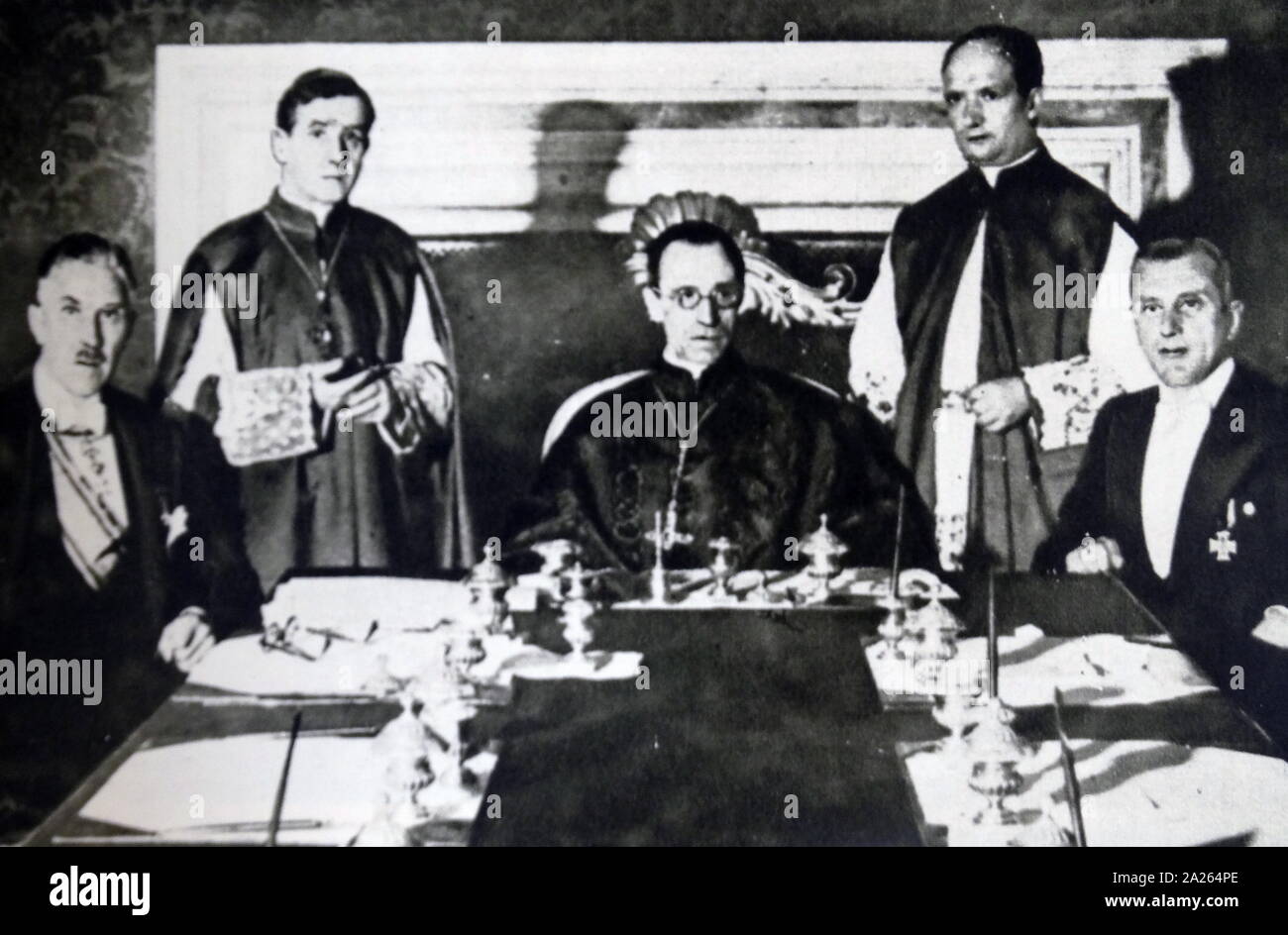 Le Prélat "Concordat entre le Saint-Siège et le Reich allemand', un traité négocié entre le Vatican et l'apparition de l'Allemagne nazie. Il a été signé le 20 juillet 1933 par le Cardinal Secrétaire d'Etat Eugenio Pacelli, qui devint plus tard le pape Pie XII, au nom du Pape Pie XI et vice-chancelier allemand Franz von Papen au nom du président Paul von Hindenburg et le gouvernement allemand. Il a été ratifié le 10 septembre 1933 et il est en vigueur à partir de cette date. Le Traité garantit les droits de l'Église catholique romaine en Allemagne. Banque D'Images