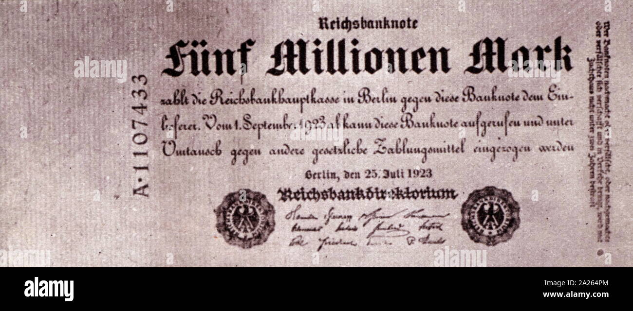 5 000 000 reichsmark billet, lors de l'hyperinflation allemande de Weimar de 1923. En économie, l'hyperinflation est très élevé et généralement l'accélération de l'inflation. À la fin de 1923, la République de Weimar de l'Allemagne était l'émission de billets de deux billions et timbres-poste d'une valeur nominale de 50 milliards de marks. La plus haute valeur euros émises par le gouvernement de Weimar's Reichsbank avaient une valeur faciale de 100 000 milliards de marks (1014 ; 100 000 000 000 000 ; 100 millions de millions de dollars). À la hauteur de l'inflation, un dollar américain valait 4 milliards de marks allemands. Banque D'Images