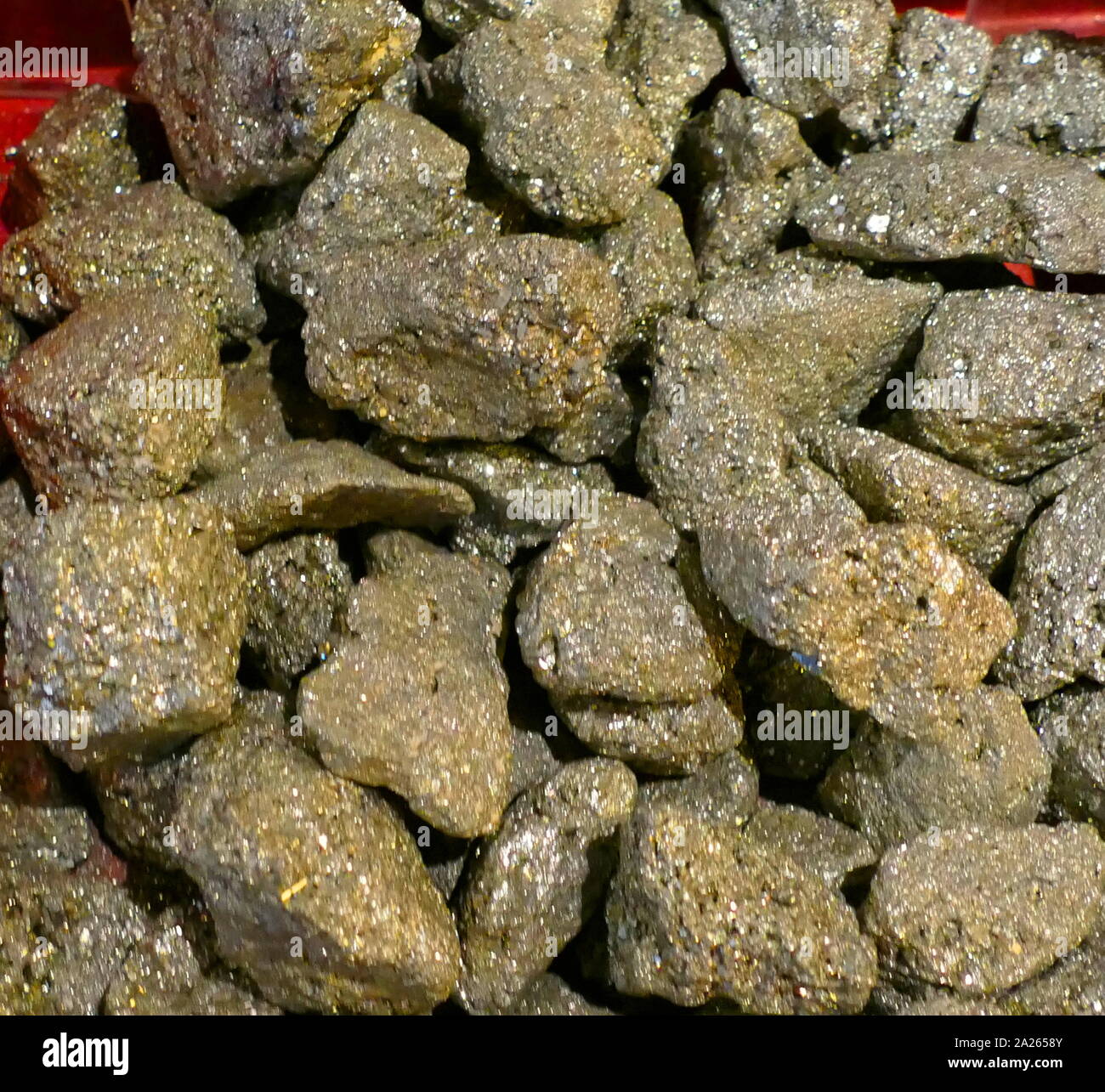 Le minéral de la pyrite, ou de la pyrite de fer, également connu sous le nom de fool's gold, est un sulfure de fer dont la formule chimique est FeS2 (sulfure de fer(II)). La pyrite est considéré comme le plus commun des minéraux sulfurés. Banque D'Images