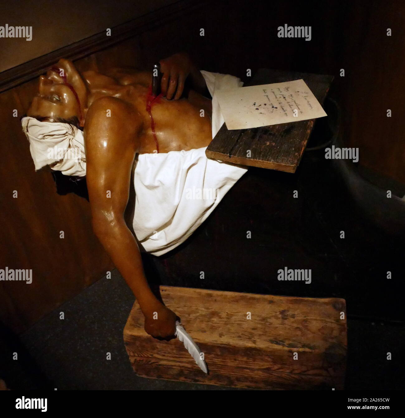 Représentant l'assassinat de cire Jean-Paul Marat (1743 - 1793) théoricien politique français, médecin, et scientifique, qui était un journaliste et homme politique radical pendant la Révolution française. Marat est assassiné par Charlotte Corday, un sympathisant Girondin, tout en prenant un bain médicinal pour son état de maladie de peau. Dans la Mort de Marat, est devenu une icône pour les Jacobins comme un martyr révolutionnaire, tel que représenté dans la célèbre peinture Jacques-Louis David, La Mort de Marat. De cet assassinat, Corday a été exécuté quatre jours plus tard, le 17 juillet 1793. Banque D'Images