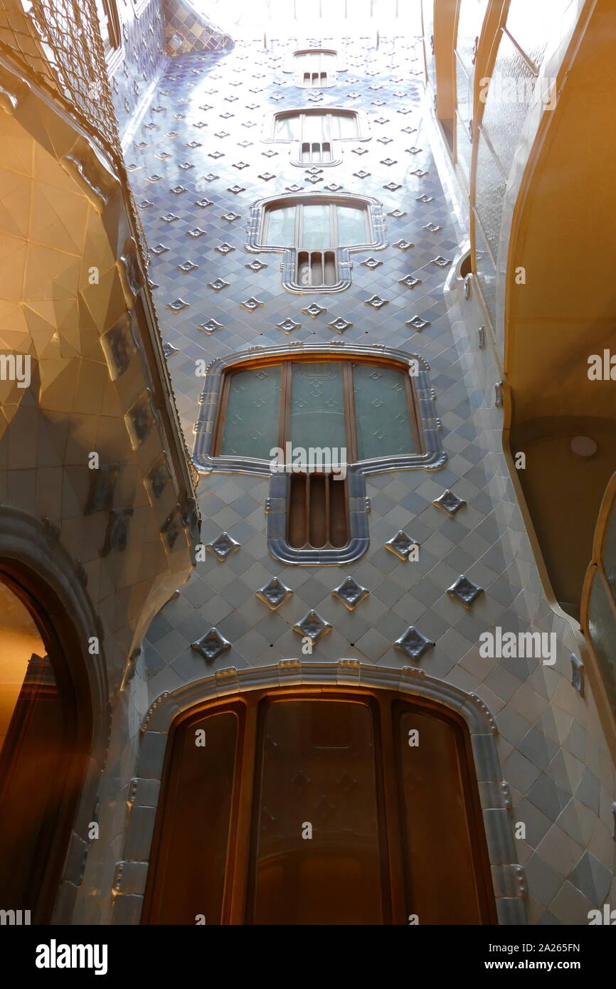 Détail de l'intérieur de la Casa Batllo, Barcelone, conçu par Antoni Gaudi. Un remodelage d'une maison construite précédemment, il a été remanié en 1904 par Gaudi et a été rénové plusieurs fois après cela. Assistants de Gaudi Domenec Sugranes je Gras, Josep Canaleta et Joan Rubio a également contribué au projet de rénovation. Le nom local pour le bâtiment est Casa dels ossos (Maison des os), car il a une qualité biologique squelettique, viscéral. Banque D'Images