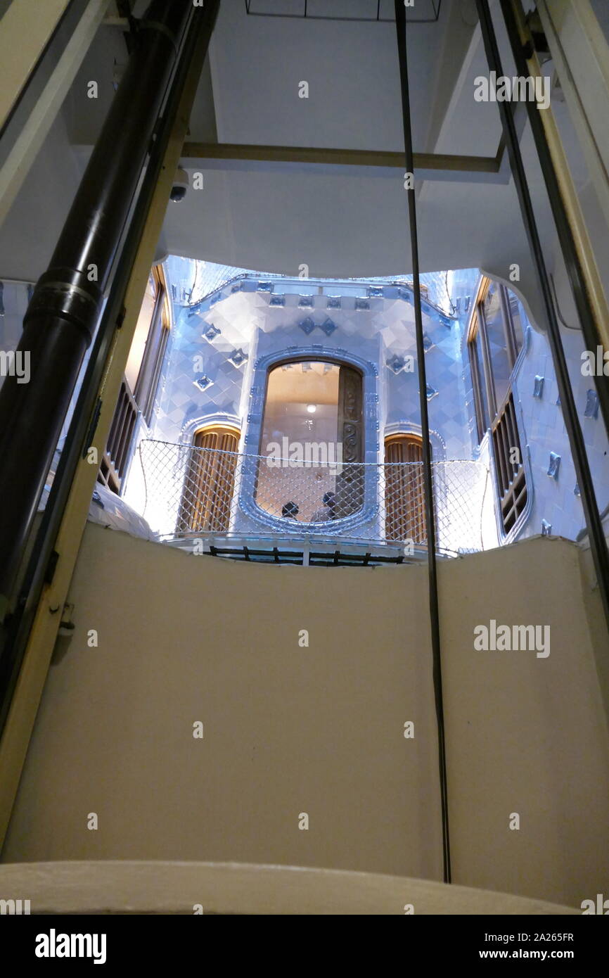 Détail de l'intérieur de la Casa Batllo, Barcelone, conçu par Antoni Gaudi. Un remodelage d'une maison construite précédemment, il a été remanié en 1904 par Gaudi et a été rénové plusieurs fois après cela. Assistants de Gaudi Domenec Sugranes je Gras, Josep Canaleta et Joan Rubio a également contribué au projet de rénovation. Le nom local pour le bâtiment est Casa dels ossos (Maison des os), car il a une qualité biologique squelettique, viscéral. Banque D'Images